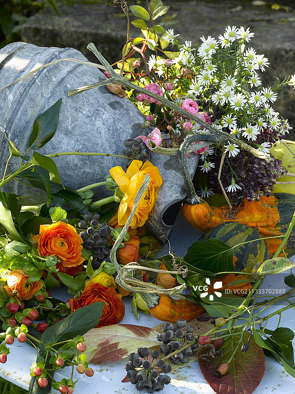 白底盒子里的笔记本页面图片素材