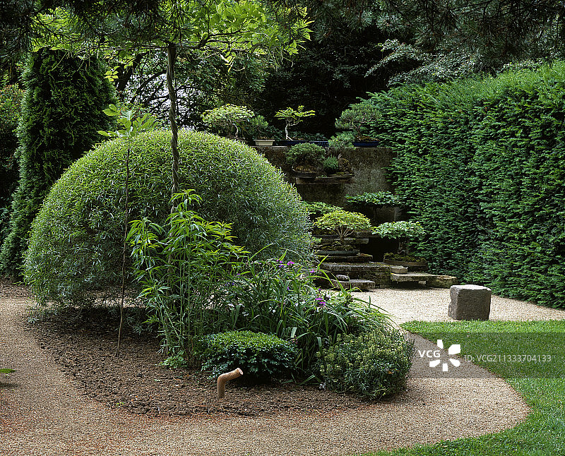 花园中的岩石边界图片素材