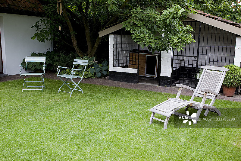 花园草坪上的躺椅和椅子图片素材