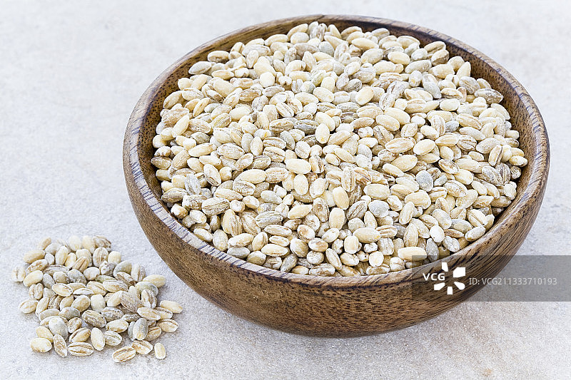 木制工作台上的食用种子发芽图片素材