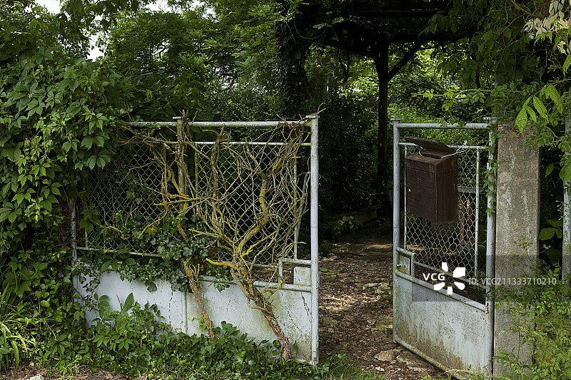 花园入口处的开放式大门图片素材