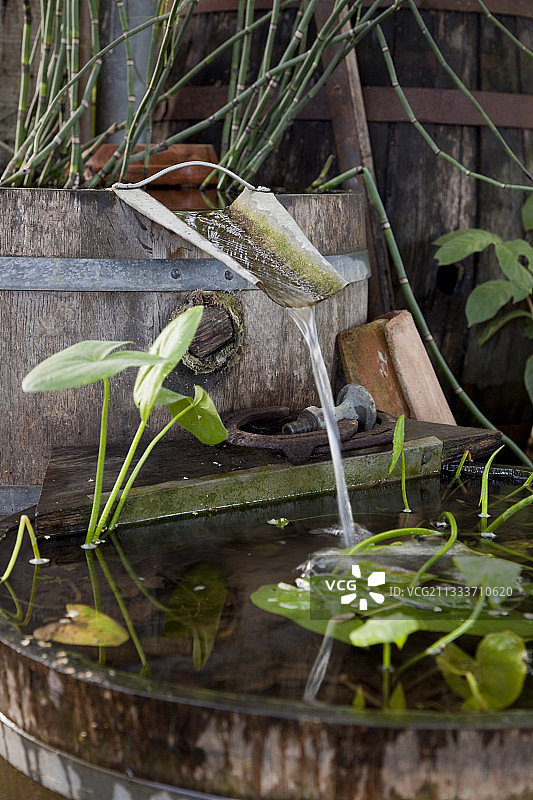 小花园喷泉中的射手座图片素材