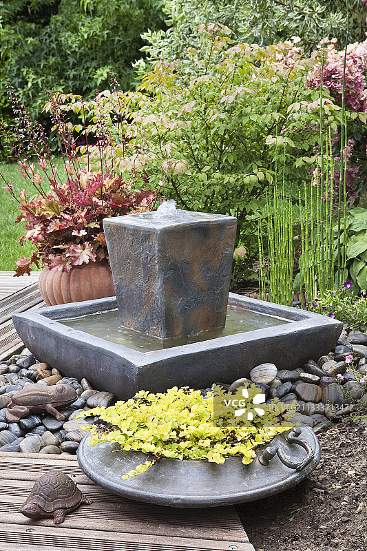 法国花园中的欢乐喷泉图片素材