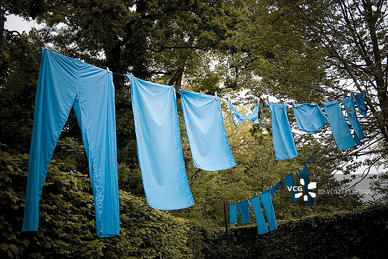 晾晒的衣物艺术装置图片素材