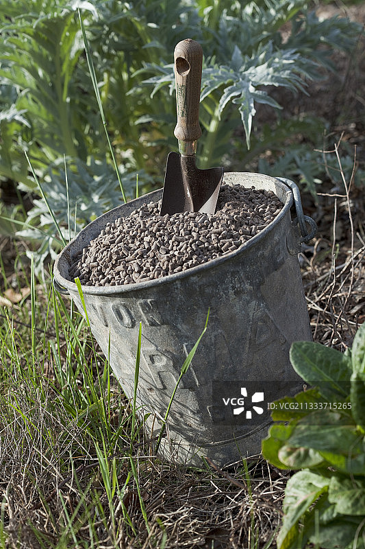 法国桶装肥料颗粒和种植器图片素材