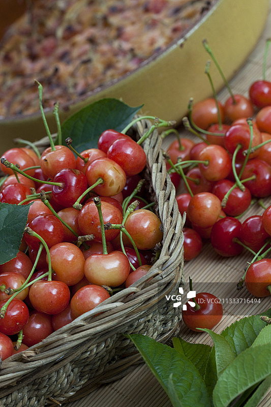 花园里采摘的黑樱桃和法式烤布丁图片素材