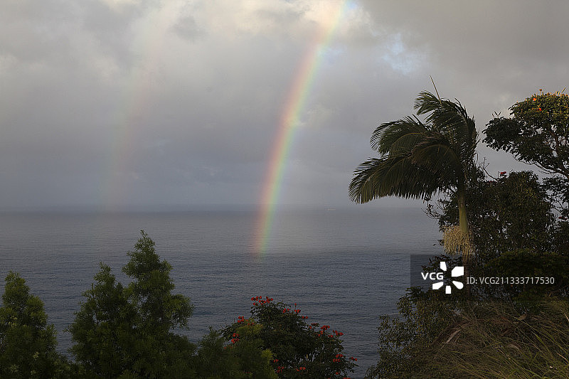 夏威夷哈玛库亚海岸岛屿上的彩虹图片素材