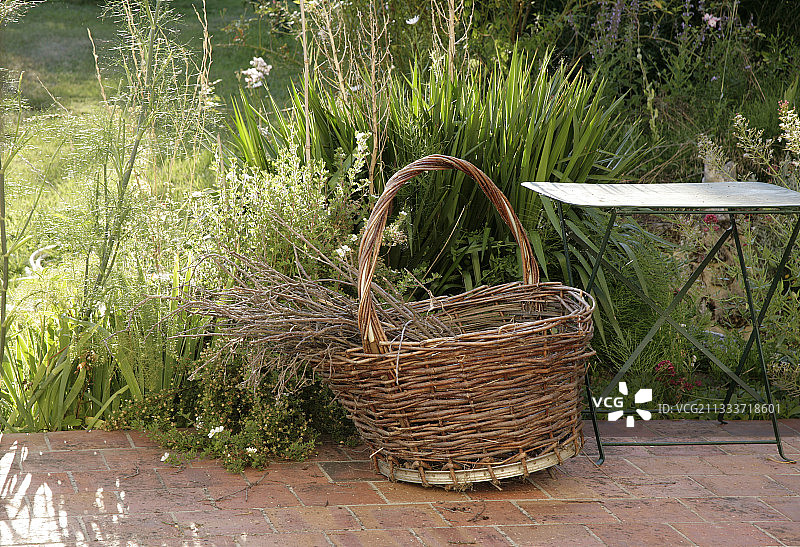 花园露台上的篮子图片素材