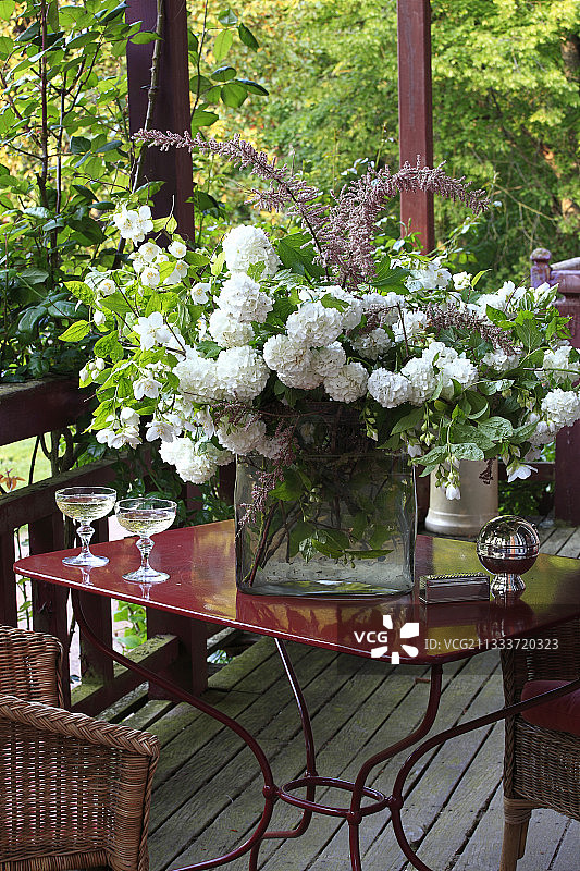 春季花园露台上的花束图片素材