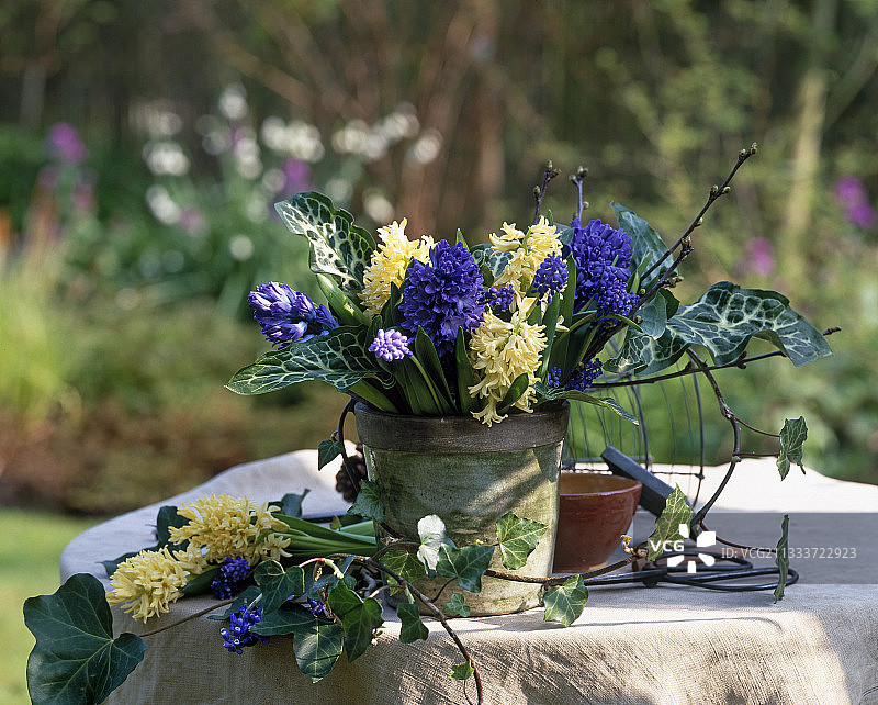 花园露台上的花束图片素材