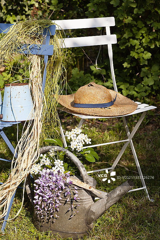 花园椅上的帽子图片素材