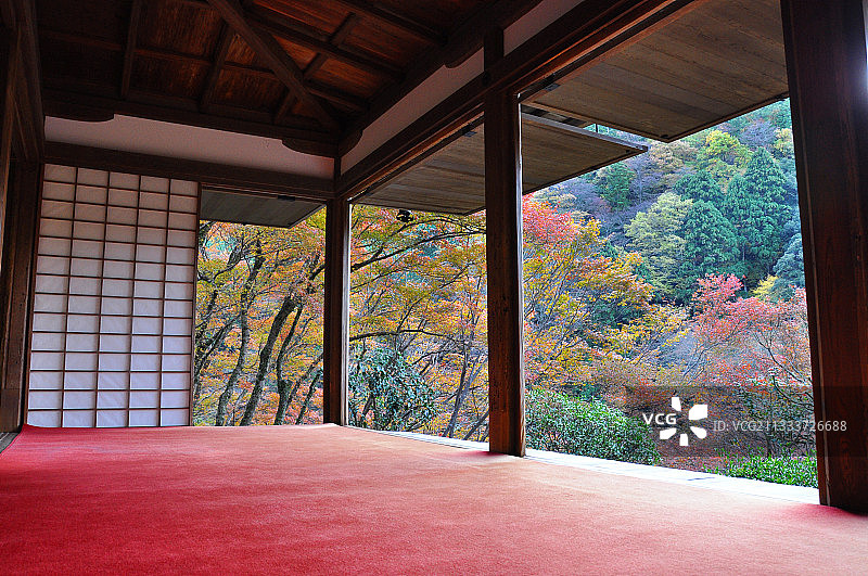 日本高山寺的秋季拉门图片素材