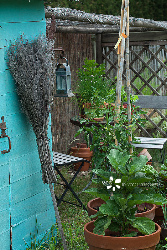 靠在花园小屋上的扫帚图片素材