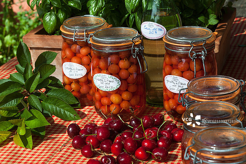 在露台上制作黑樱桃白兰地图片素材