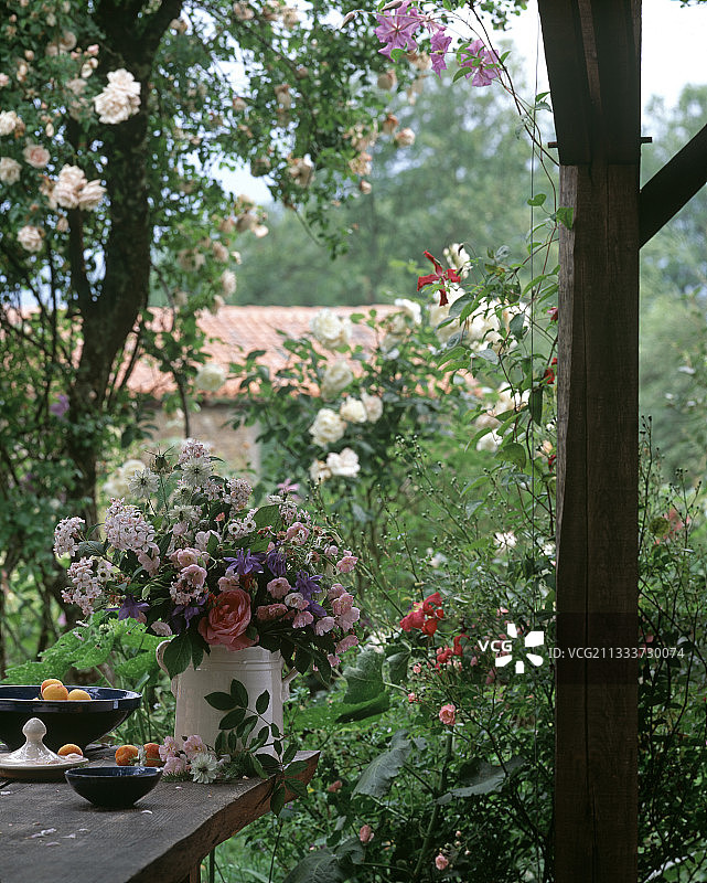 花园露台上的花束图片素材