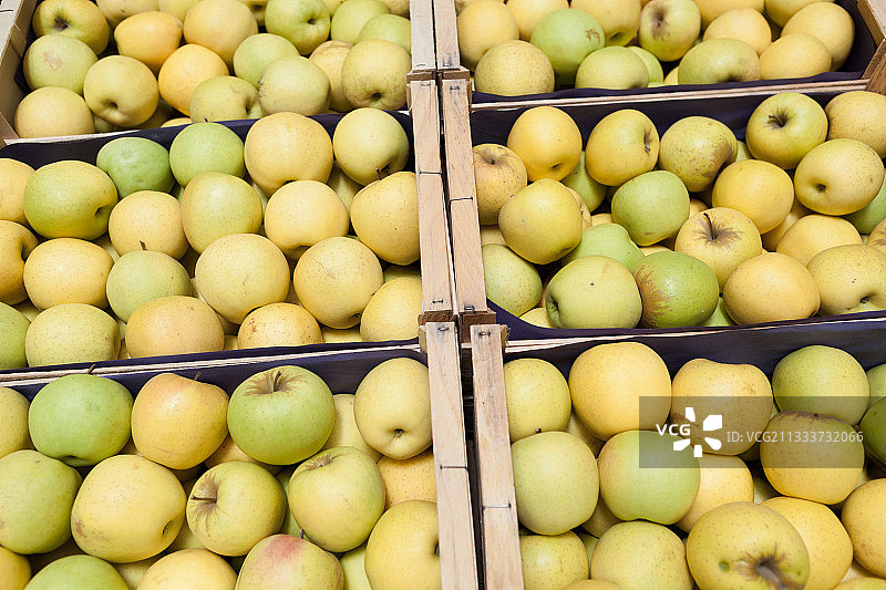 运往法国科尔巴斯批发市场的板条箱中的苹果图片素材