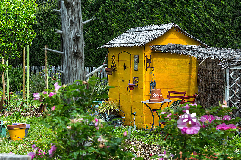 夏季鲜花厨房花园中的花园棚图片素材