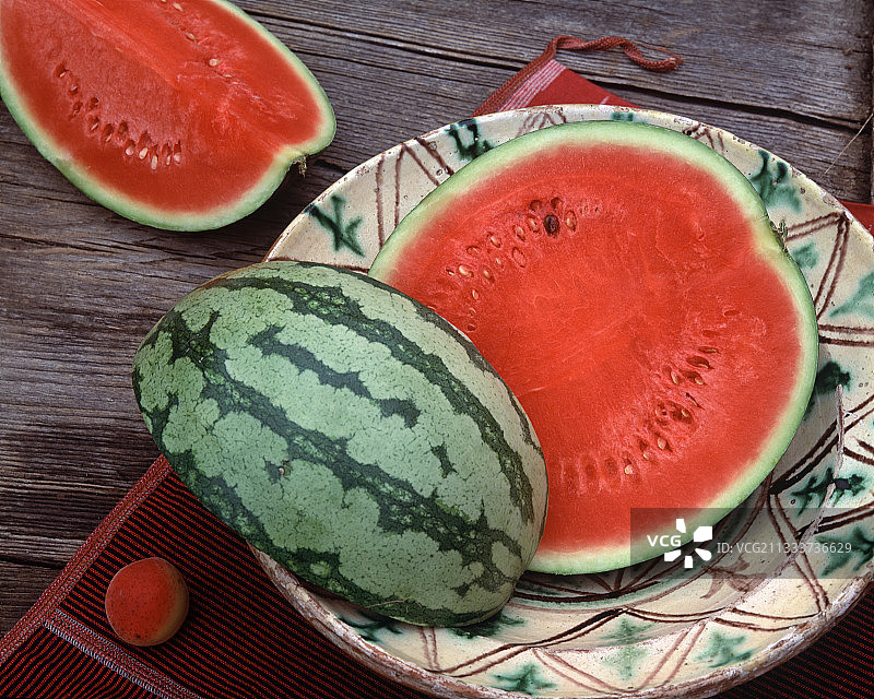 花园里的西瓜丰收景象图片素材