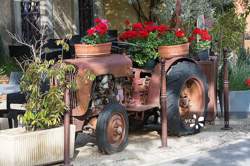 花园露台上的花卉拖拉机图片素材