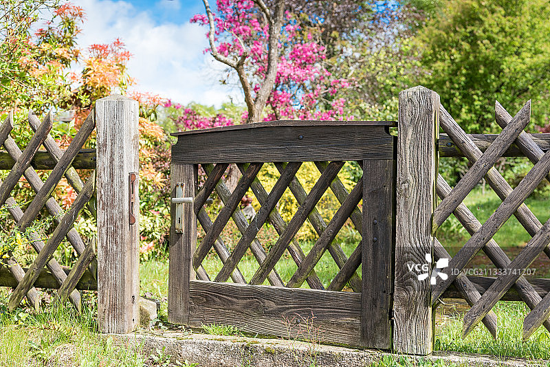 花园里的木门图片素材