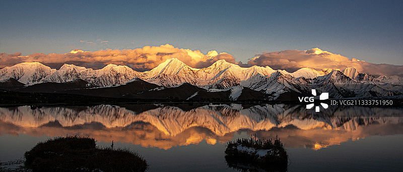 冷嘎措的日照金山图片素材