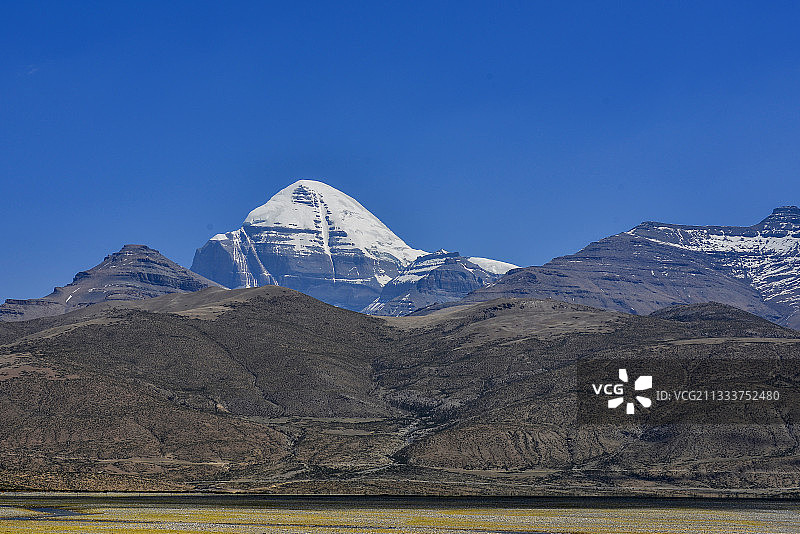 神山岗仁波齐在晴朗天气下一览无遗图片素材
