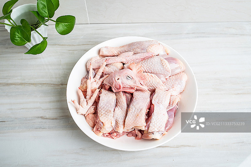 一碟切块的鸡肉图片素材