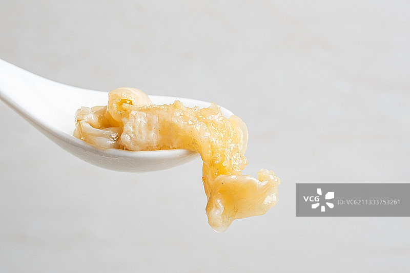 一勺金黄色的炖鳘鱼胶特写图片素材