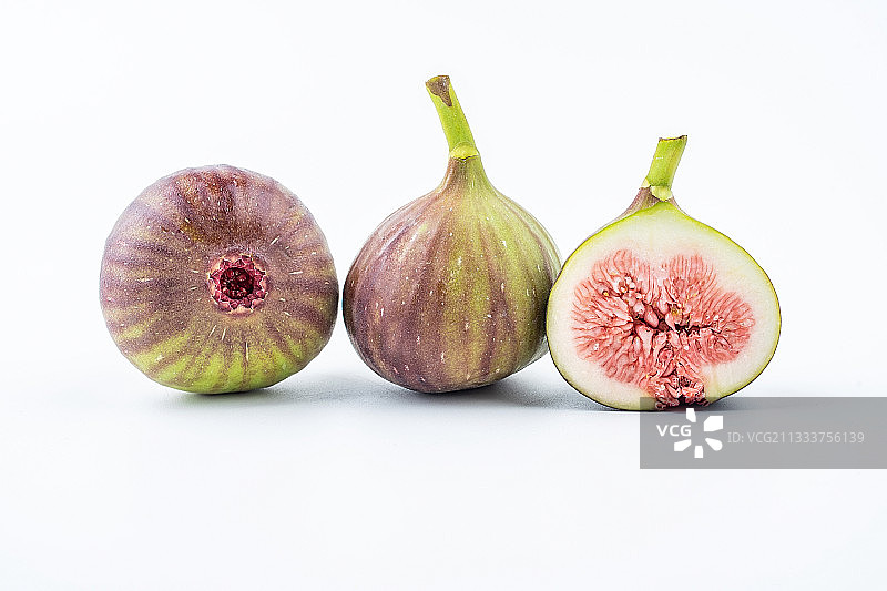 白背景上的新鲜水果无花果和果肉切片图片素材