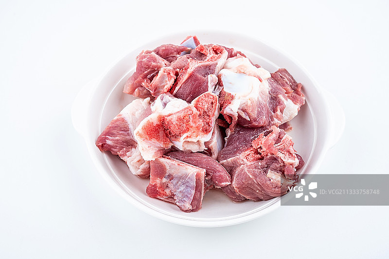 白背景上一碟新鲜猪骨头图片素材
