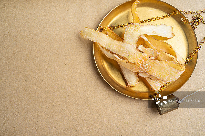 铜秤盘上的中药材玉竹图片素材