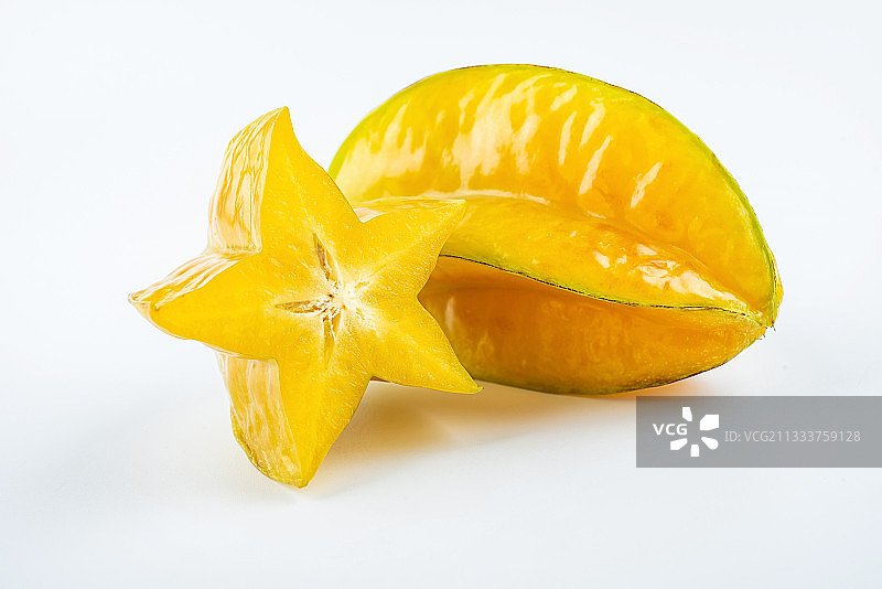 白背景上的新鲜水果杨桃和果肉切片图片素材