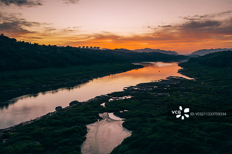 夕阳下的江湾图片素材