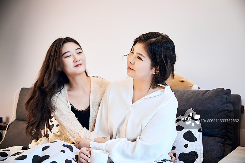 在床上玩耍的俩位年轻亚洲美女图片素材