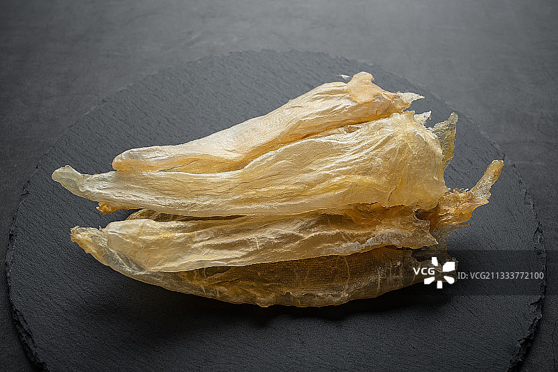 传统养生滋补食品花胶,石板托盘上的鱼胶图片素材