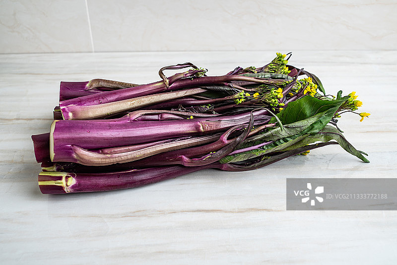 厨房台面上一把新鲜蔬菜红菜苔图片素材
