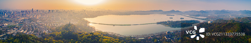 航拍晨间中国浙江省杭州市宝石山与西湖全景图片素材