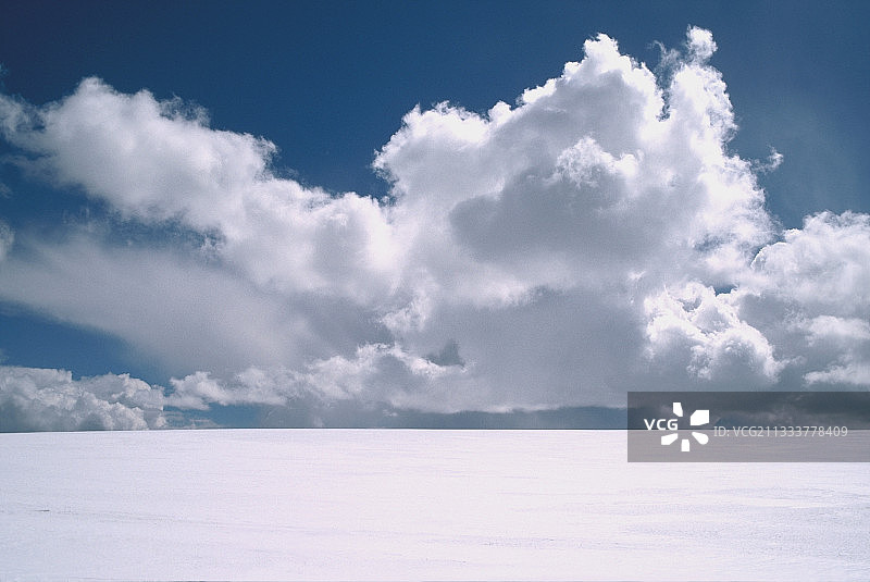 冬季法国奥弗涅的暴风云图片素材