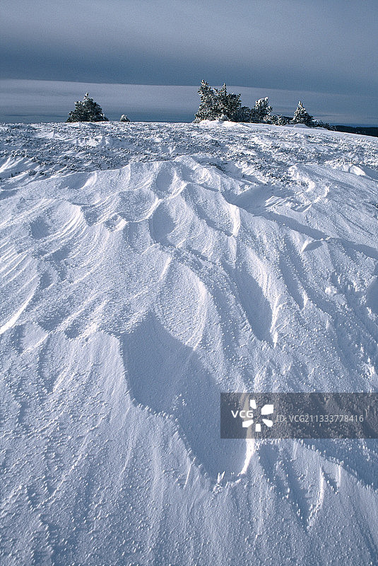 法国奥弗涅白雪覆盖的景观图片素材