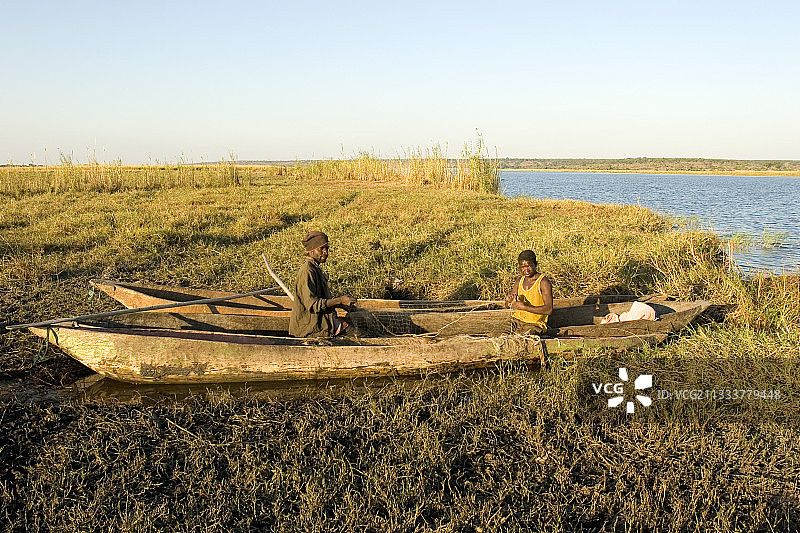 渔民整理渔网，博茨瓦纳图片素材