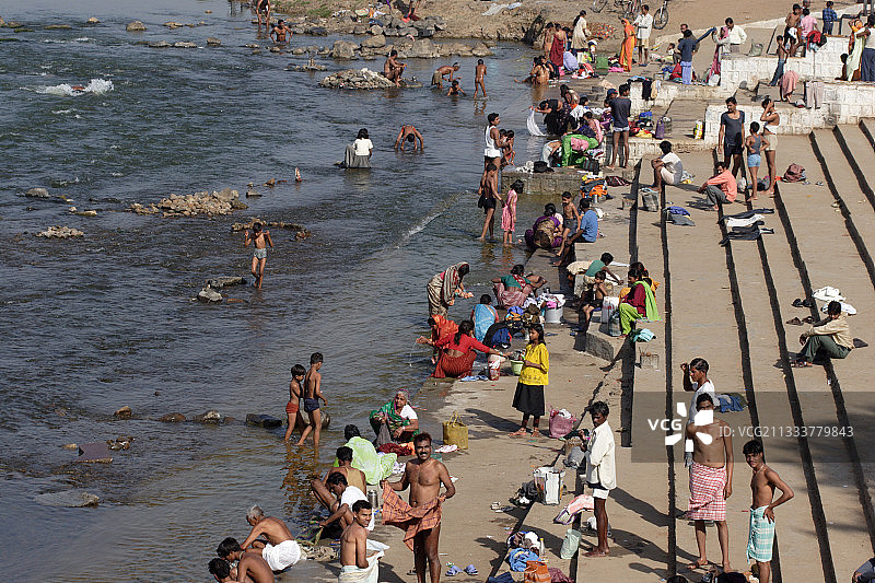 祈祷前的净化和沐浴，印度中央邦图片素材