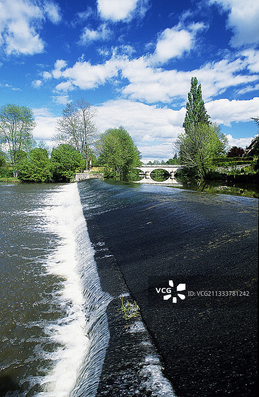 法国安德尔省贝拉布尔的蓄水池和古老桥梁图片素材