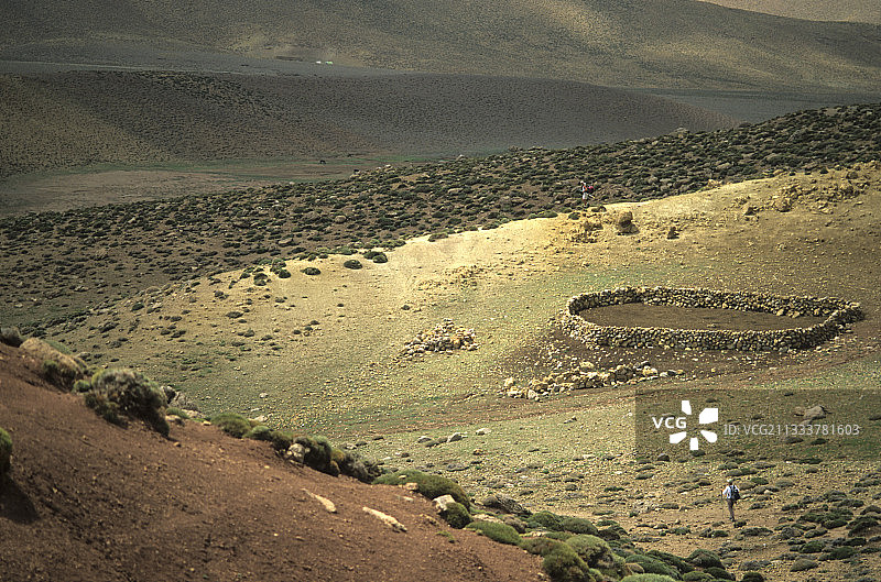 羊群走向Taïkditt高阿特拉斯图片素材