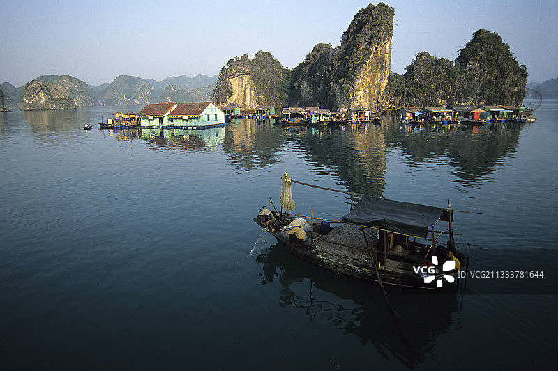 越南下龙湾云寨水上村庄图片素材