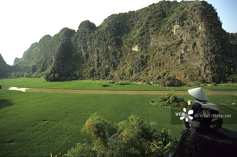 在稻田和吴同河前的旅行者图片素材
