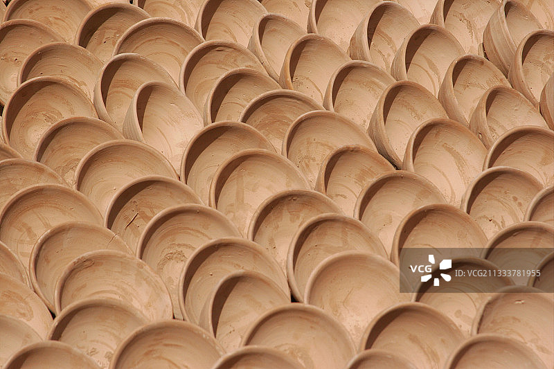 摩洛哥南部阳光下晾晒的陶器图片素材