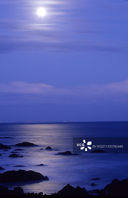 秋分时节布列塔尼普利根的满月图片素材