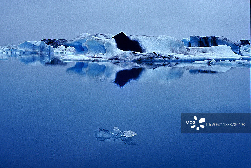 冰岛杰古沙龙湖上的冰山倒影图片素材