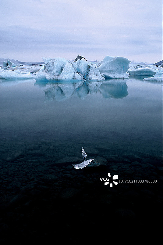 冰岛杰古沙龙湖冰山倒影图片素材