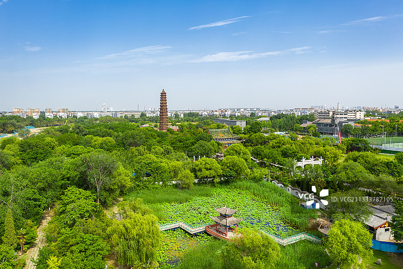 河南开封铁塔公园夏季户外风光航拍视角图片素材
